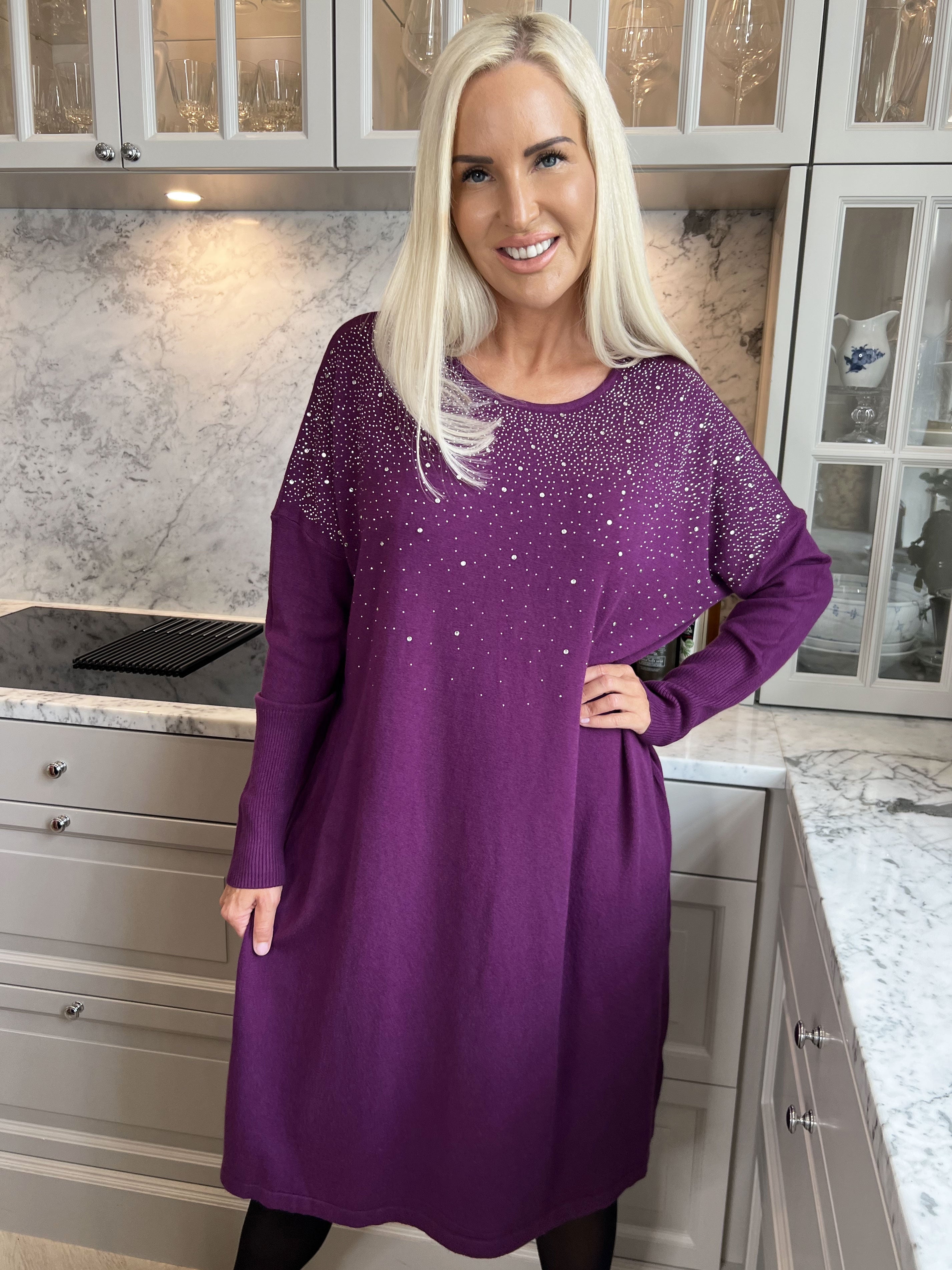 Yasha - Blød strikkjole i strækbart stof pyntet med similisten